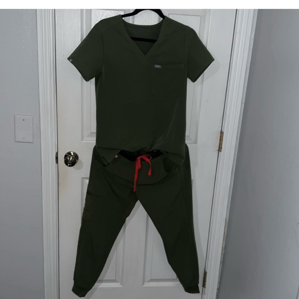 Figs Zamora jogger XS petite, Figs Katarina one pocket scrub top XS olive green
